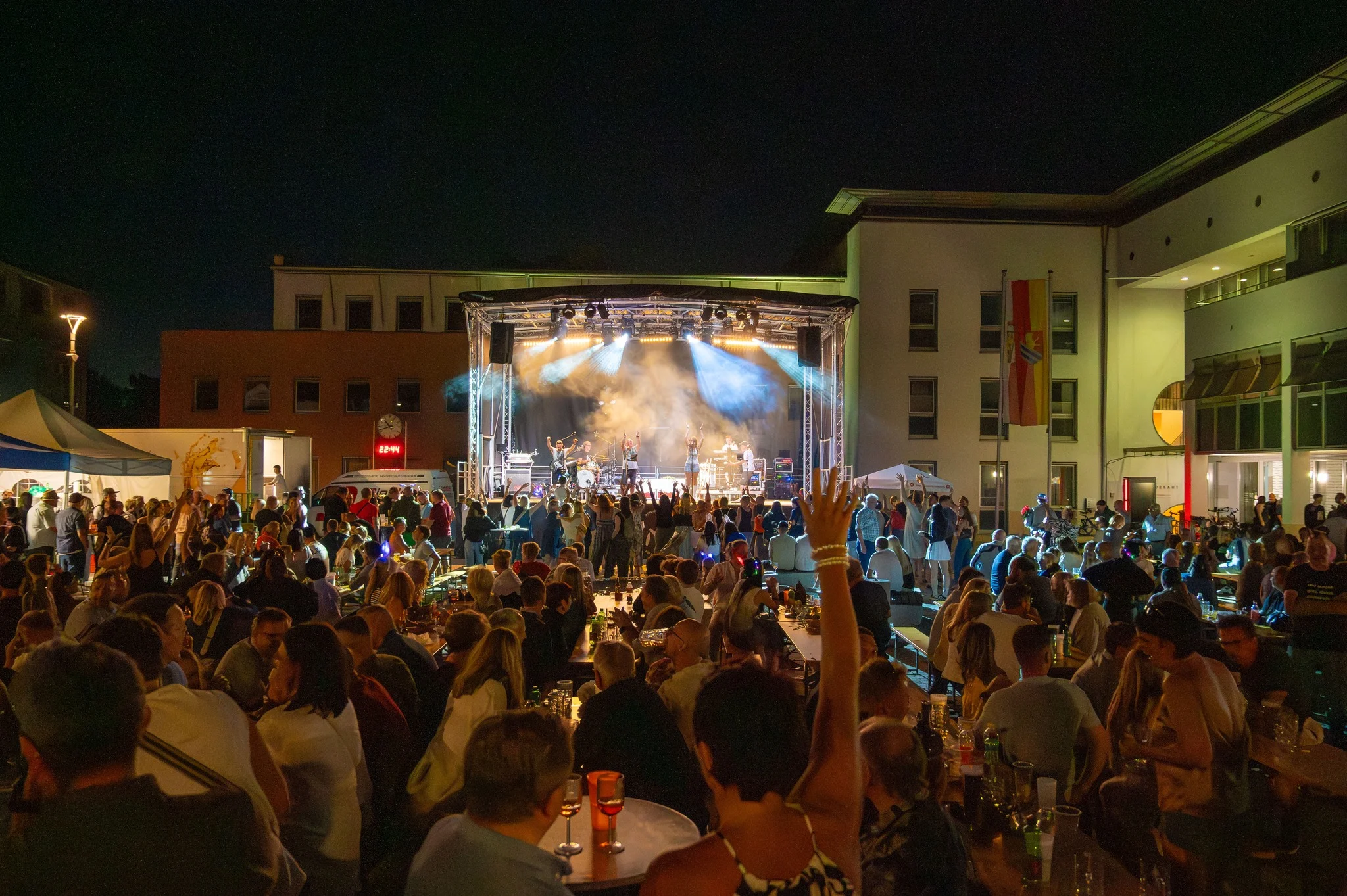 Open-Air-Bühne mit Lichttraverse
